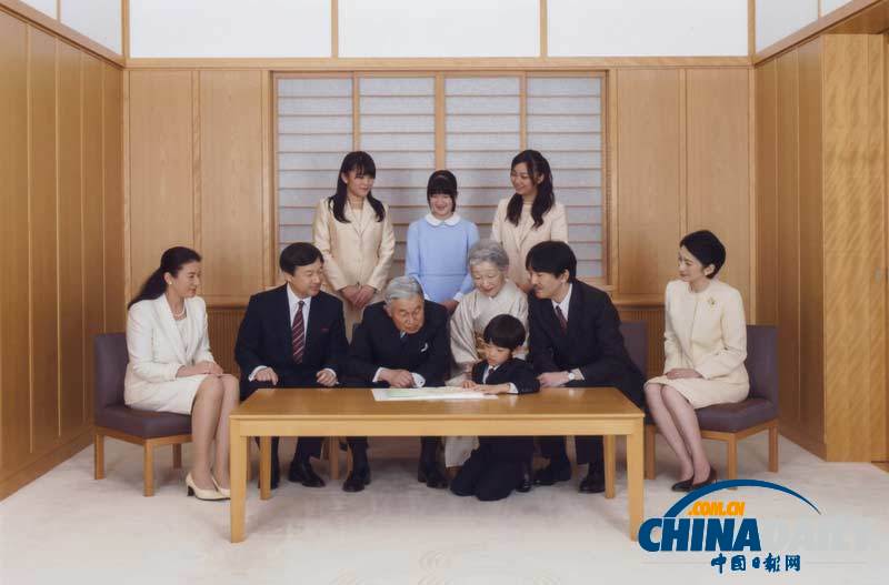 日本皇室公布新年全家福合影 小皇子集万千宠爱