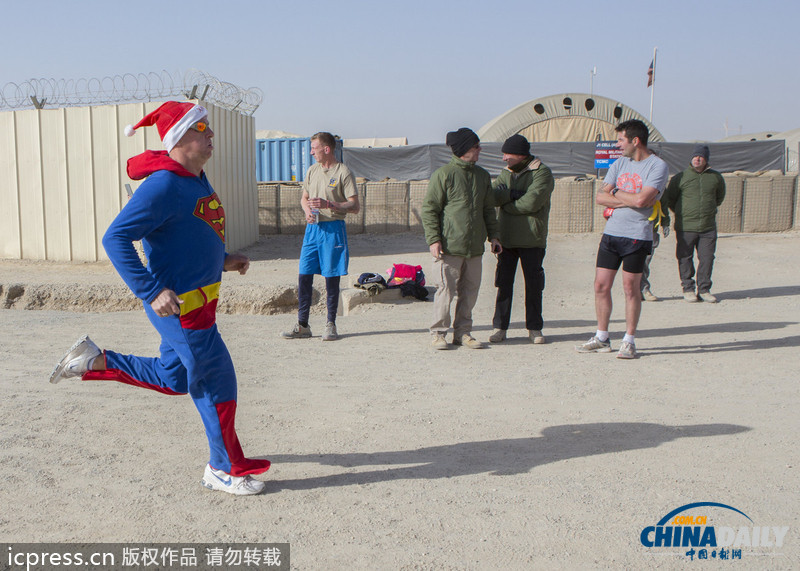 超人、天线宝宝齐上阵：驻阿英军奇装赛跑迎新年