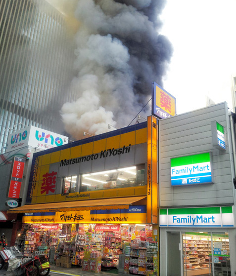 东京地铁站附近发生大火 已烧毁4栋建筑物(图)