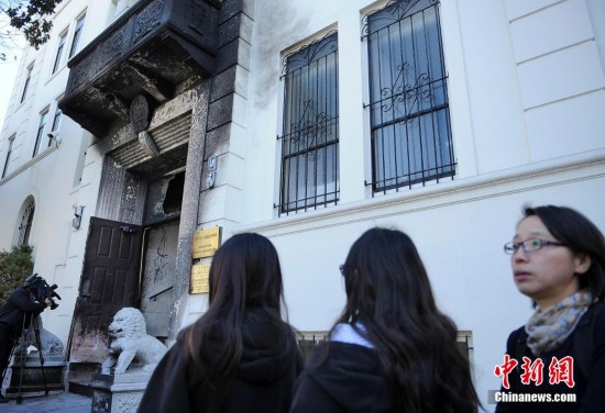 图:中国驻旧金山总领馆正门遭纵火 领馆工作照常
