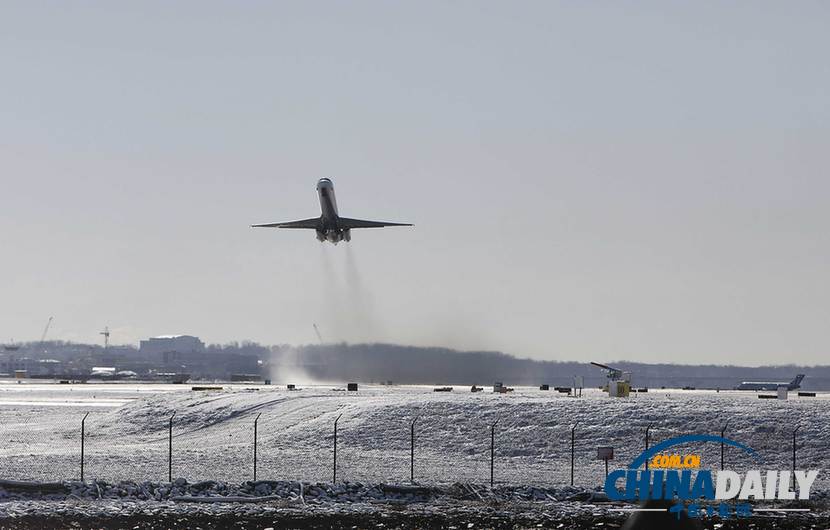 美国中东部遭遇暴风雪 致10余人死亡