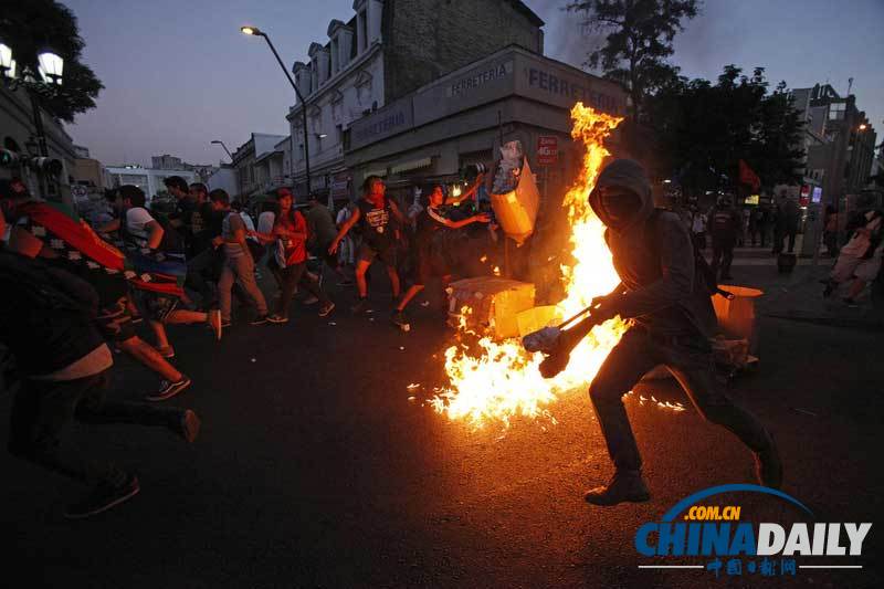 智利抗议者焚烧路障 纪念土著居民遭警察射杀六周年