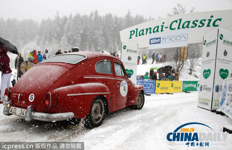 2014普拉耐经典赛开幕 百岁老爷车暴雪中前行