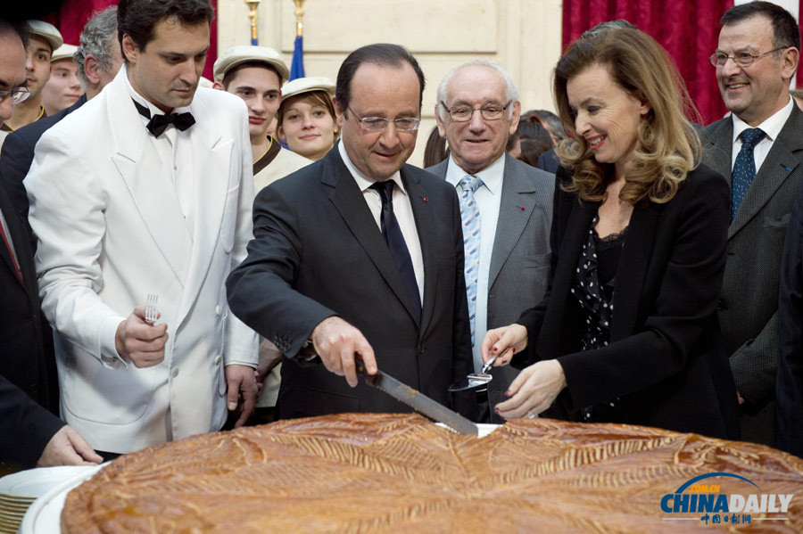 庆祝传统主显节 法国总统奥朗德爱丽舍宫切巨型蛋糕