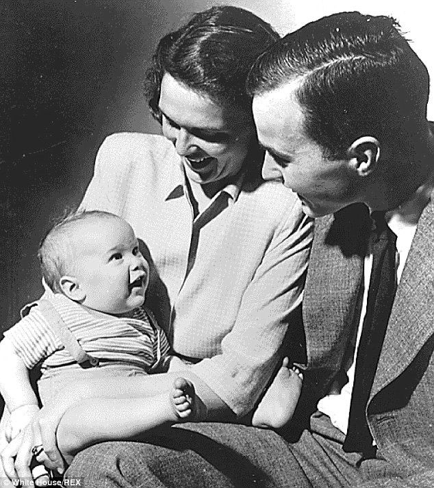 老布什夫妇69年相濡以沫 多些调侃系婚姻长久秘诀