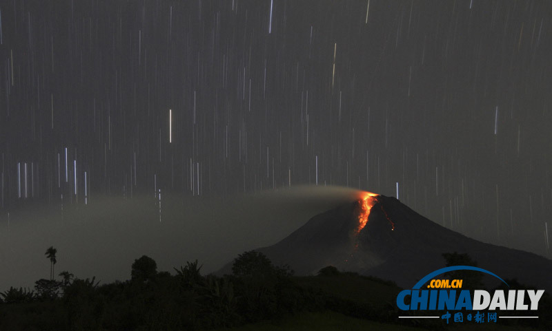 印尼火山岩浆喷涌而出 长曝光照片展现“流星雨”