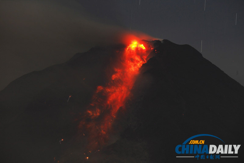 印尼火山岩浆喷涌而出长曝光照片展现流星雨