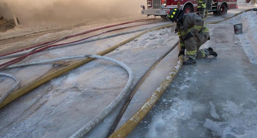 美消防员遭遇冰火两重天 一边灭火一边结冰
