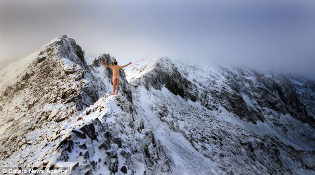 英国登雪山爱好者不畏严寒 近千米高雪山顶裸体行走