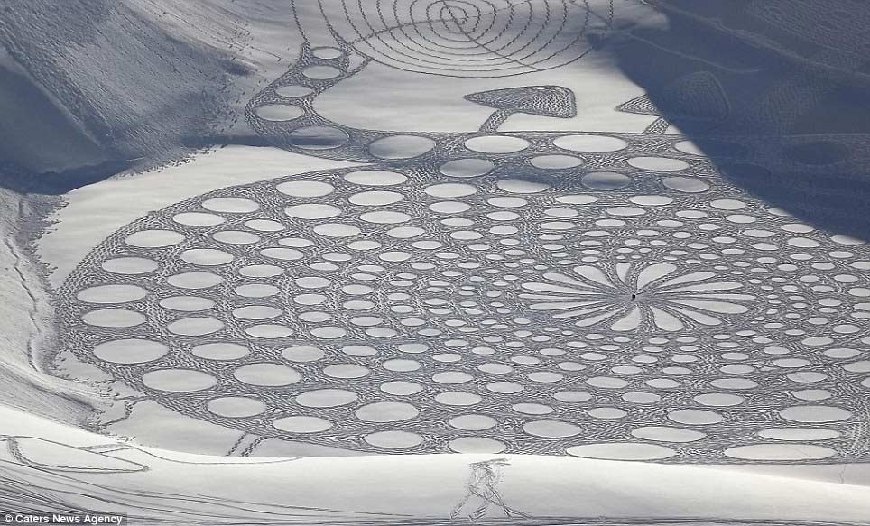 英国艺术家仅用指南针 在雪地上走出叹为观止作品