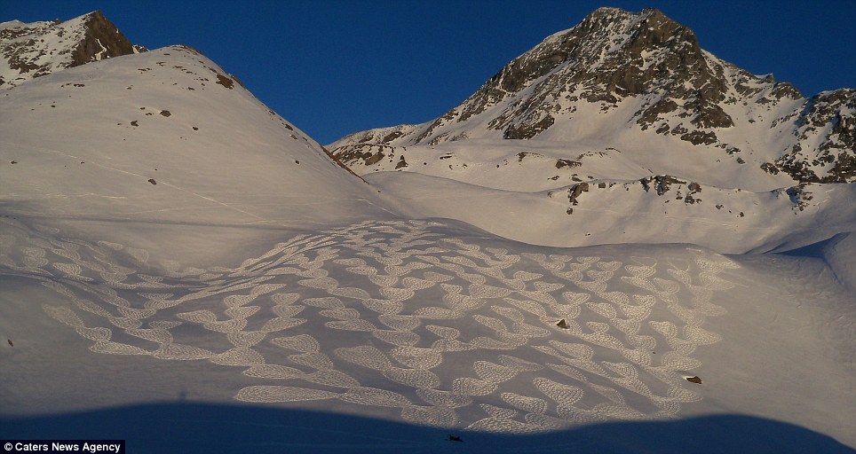 英国艺术家仅用指南针 在雪地上走出叹为观止作品