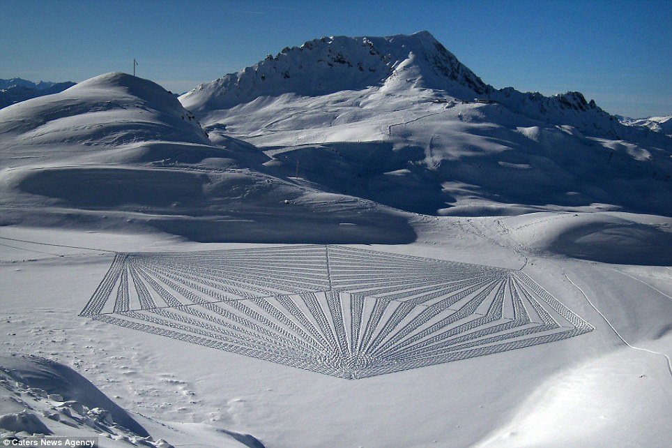 英国艺术家仅用指南针 在雪地上走出叹为观止作品