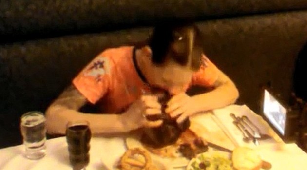 不足3分钟狂吞4斤牛排!美国女大胃王刷新世界纪录