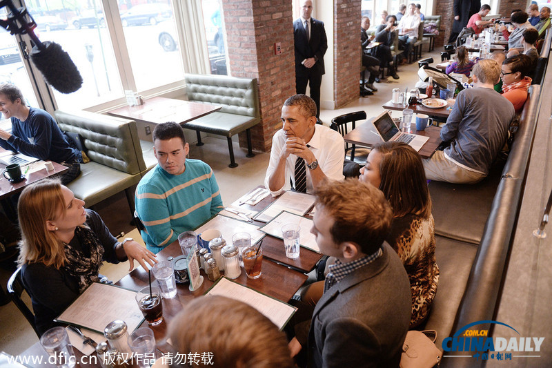 奥巴马与年轻人饭馆内共进午餐秀亲民 保镖暗中警戒