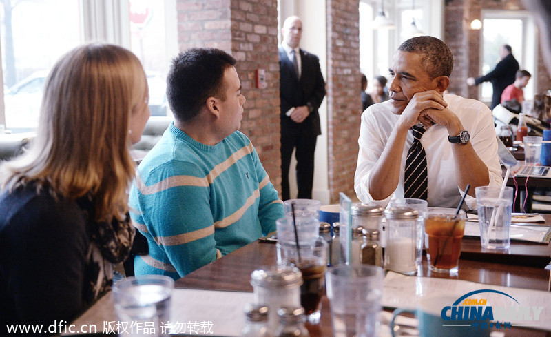 奥巴马与年轻人饭馆内共进午餐秀亲民 保镖暗中警戒