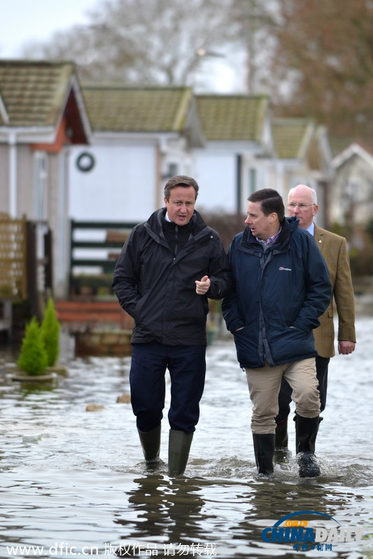 英国连日暴雨致洪水泛滥 卡梅伦趟水视察灾区