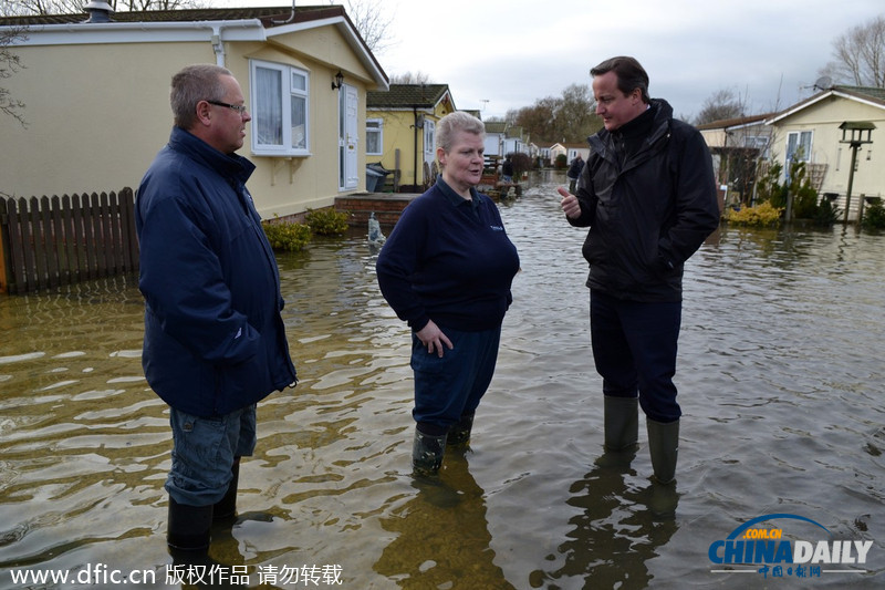 英国连日暴雨致洪水泛滥 卡梅伦趟水视察灾区