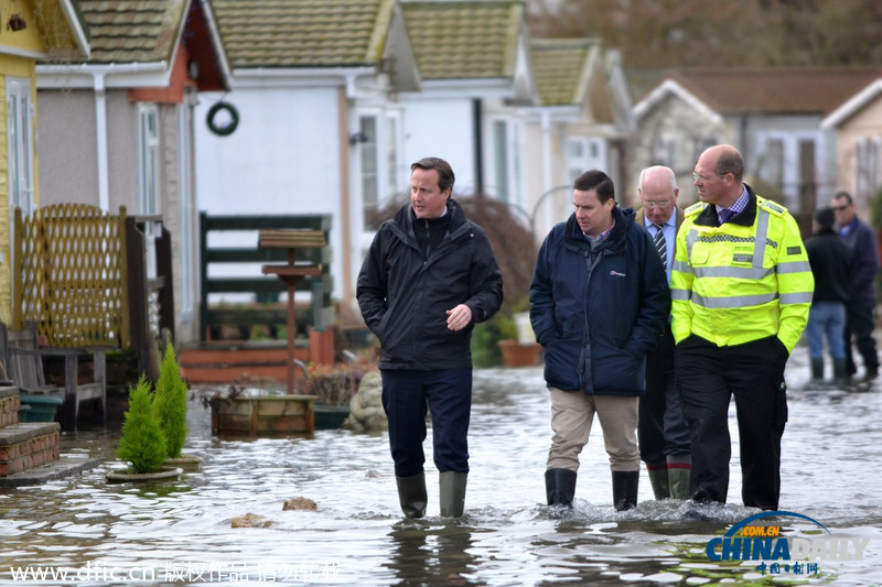 英国连日暴雨致洪水泛滥 卡梅伦趟水视察灾区