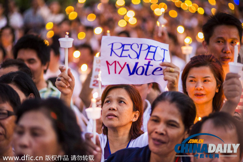 泰民众烛光祈祷和平解决冲突 13日封锁如期进行