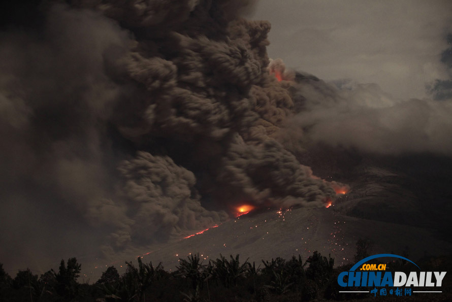 组图：印尼锡纳朋火山持续喷发 烟尘滚滚遮天蔽日
