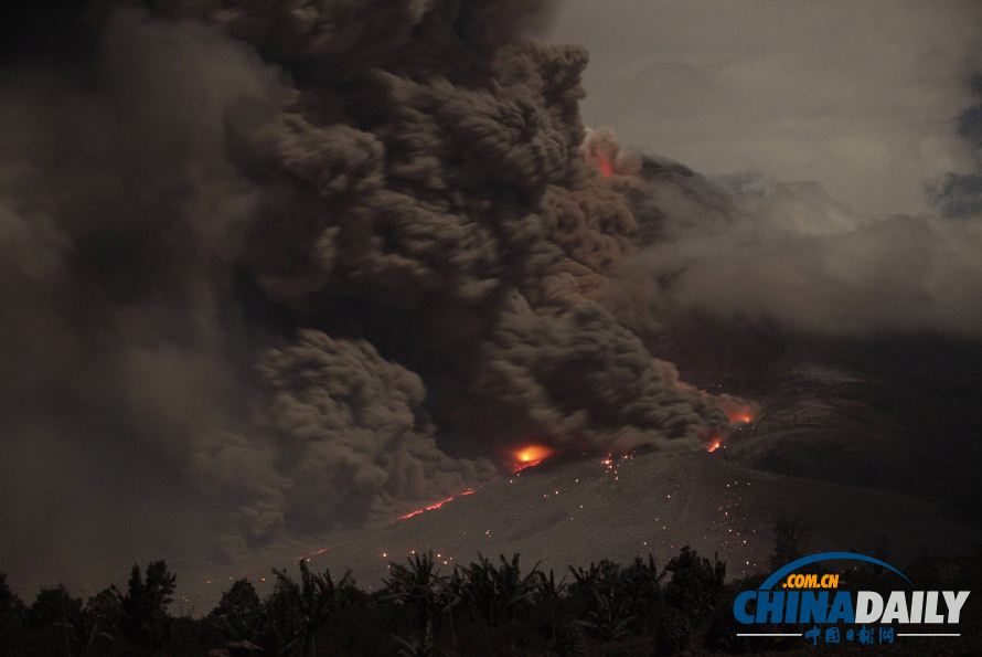 组图:印尼锡纳朋火山持续喷发 烟尘滚滚遮天蔽日