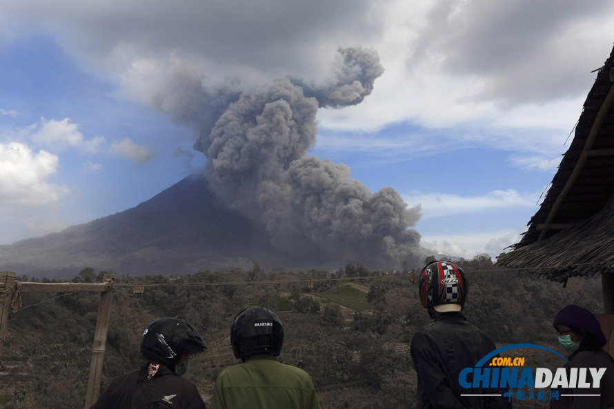 组图：印尼锡纳朋火山持续喷发 烟尘滚滚遮天蔽日