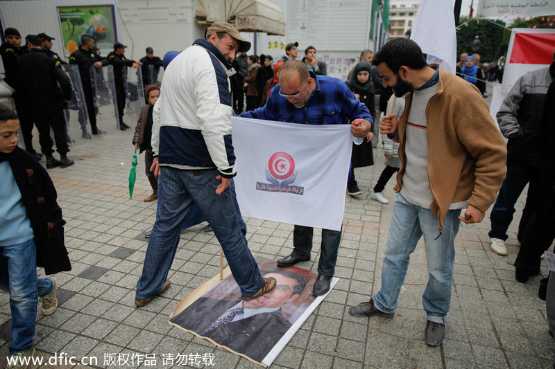 突尼斯茉莉花革命三周年 民众踩踏前总统画像