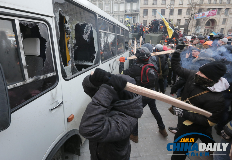 乌克兰首都发生骚乱 抗议者与警察发生激烈冲突