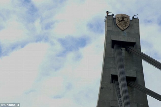 极限运动爱好者握住同伴手腕悬挂115米高空