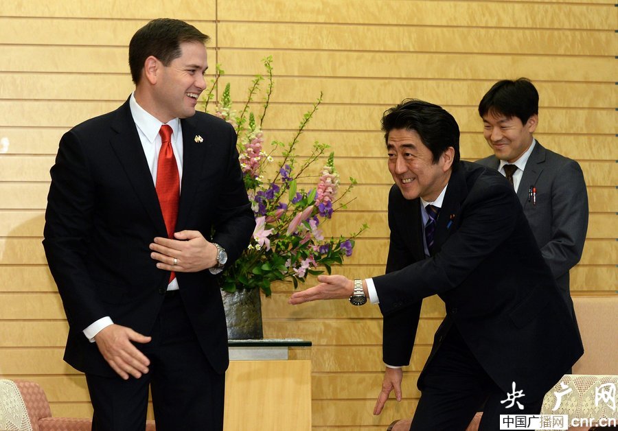 美参议员访问日本 安倍点头哈腰恭敬接待[1]