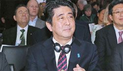 安倍突现朴槿惠演讲现场 在最前排倾听但遭无视