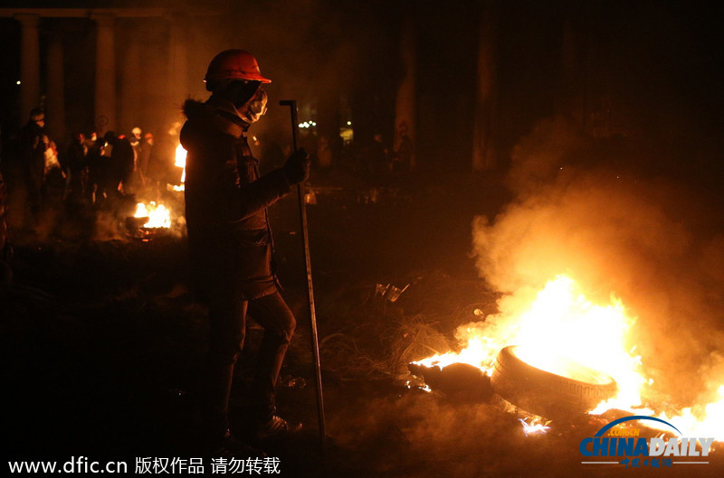 乌克兰冲突持续街道如战场 民众点蜡烛纪念被打死者