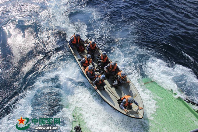 南海舰队某登陆舰支队在南海某海域展开突击登陆演练