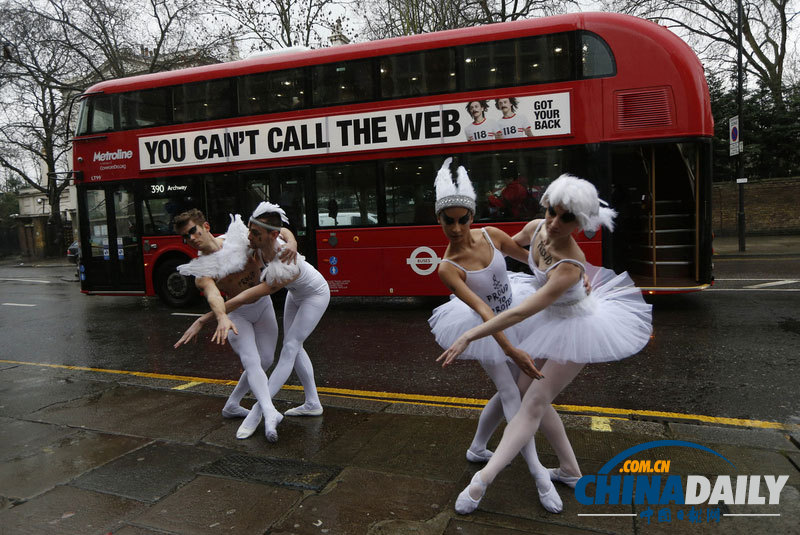 英国舞者于俄领馆前跳芭蕾 抗议普京限制同性恋