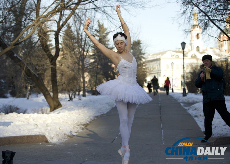 俄罗斯芭蕾舞者雪地戴镣铐跳舞抗议俄政府[2]-+中文国际