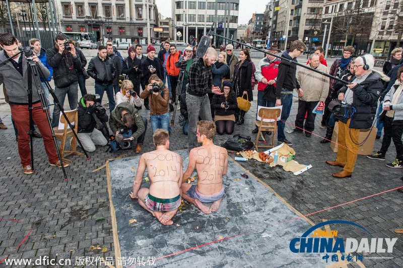 比利时同志半裸表演 抗议同性恋在俄遭暴力对待