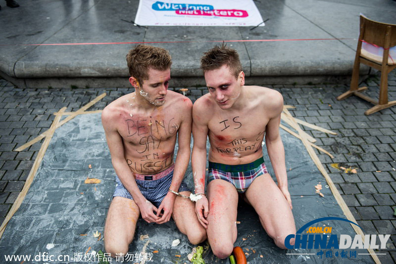 比利时同志半裸表演 抗议同性恋在俄遭暴力对待
