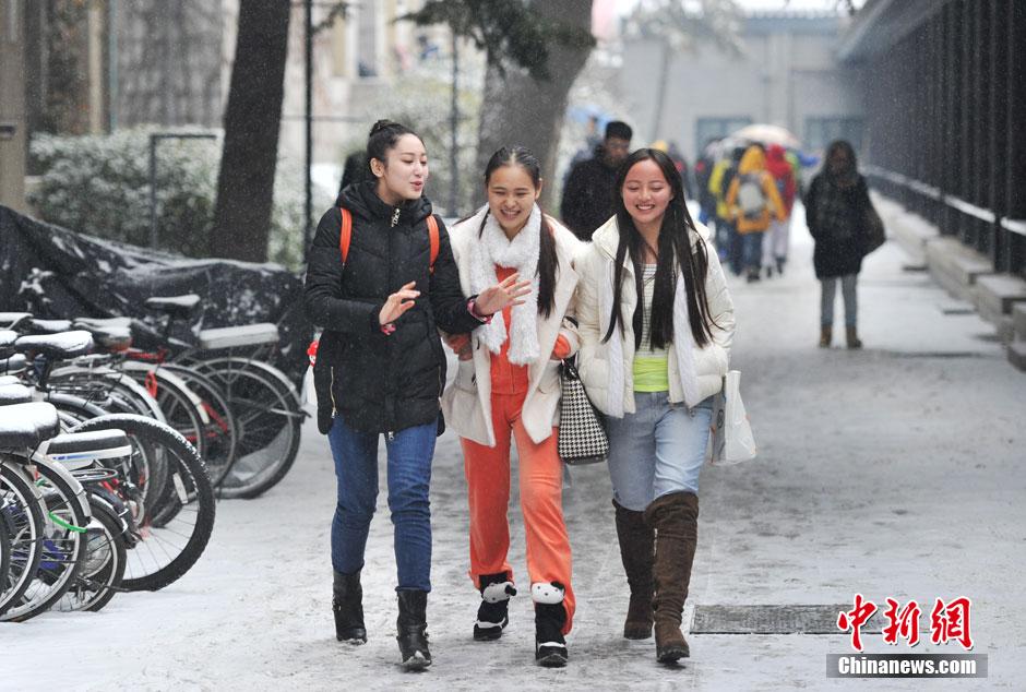中戏艺考初试 考生雪天赶考