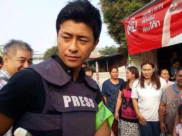 日本帅气男记者采访泰国大选“抢镜” 民众争相合影