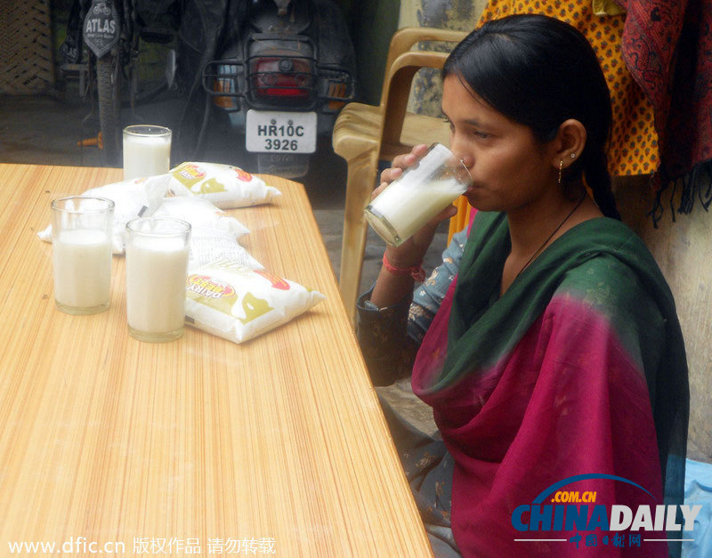 印度25岁女孩不能吃固体食物 母亲买奶牛为其供食