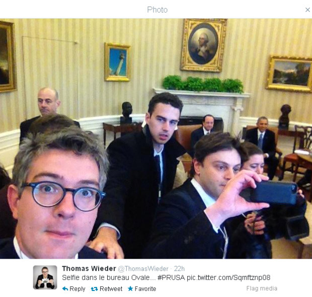 奥朗德访美 法国记者“揩油”白宫狂玩自拍