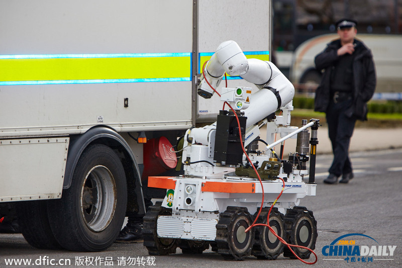 牛津大学征兵办收到疑似炸弹包裹 英国军方出动机器人排爆