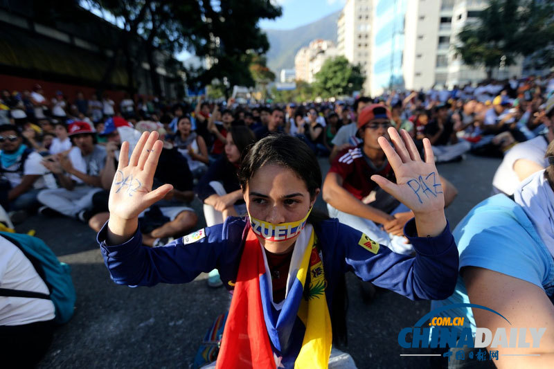 委内瑞拉示威抗议者与玻利瓦尔国民警卫队激烈