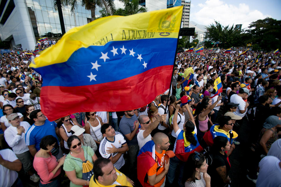 委内瑞拉反对派领袖准备自首 3名美国官员遭驱