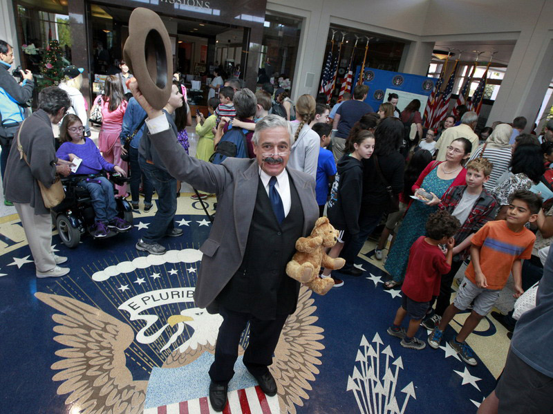 美国庆祝总统日 山寨总统欢迎游客秀亲民