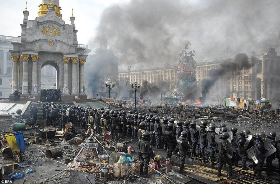 乌示威冲突已致800人伤亡 政府与反对派暂时“休战”