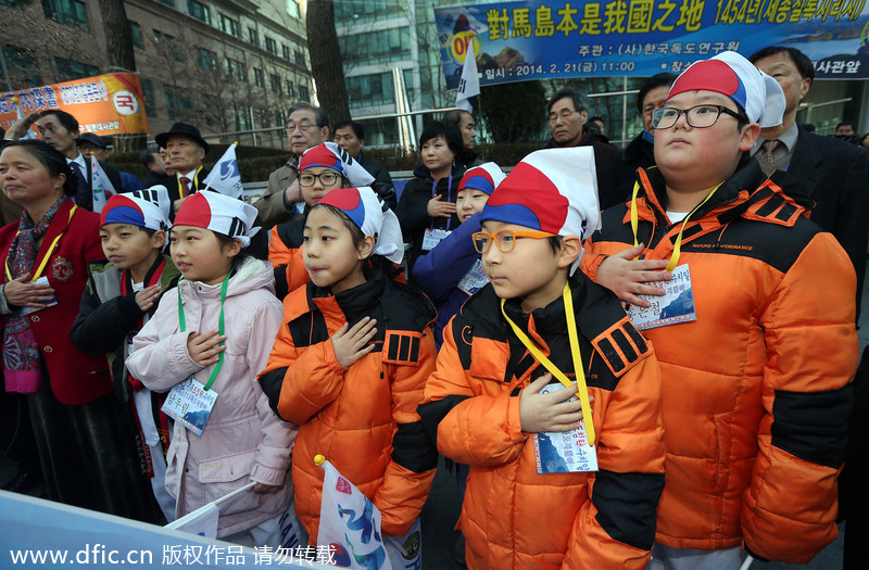 韩国民众火烧日本军旗 抗议其举办“竹岛日”活动