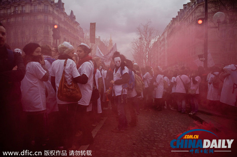 法国助产士示威游行要求与医护人员享同等待遇