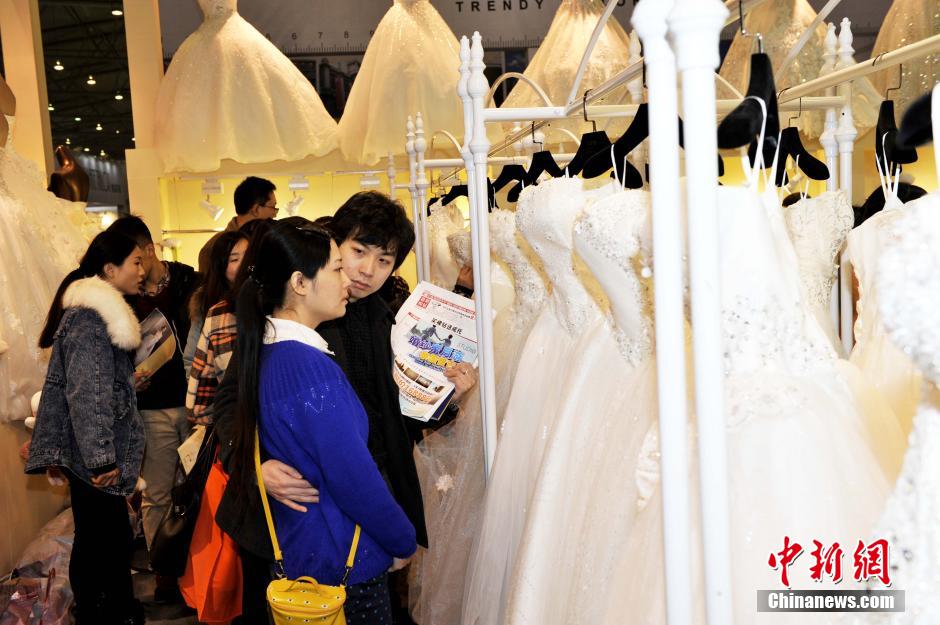 2万对新人扎堆成都婚庆博览会