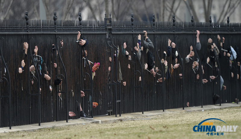 超人、躺尸：美大学生白宫外集会抗议输油管道项目